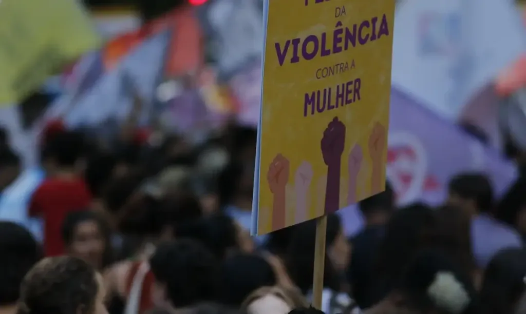Plataformas digitais vão informar canais de denúncia de violência contra mulher