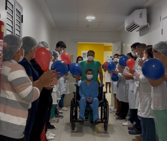 Adolescente recebe alta após transplante de coraçã