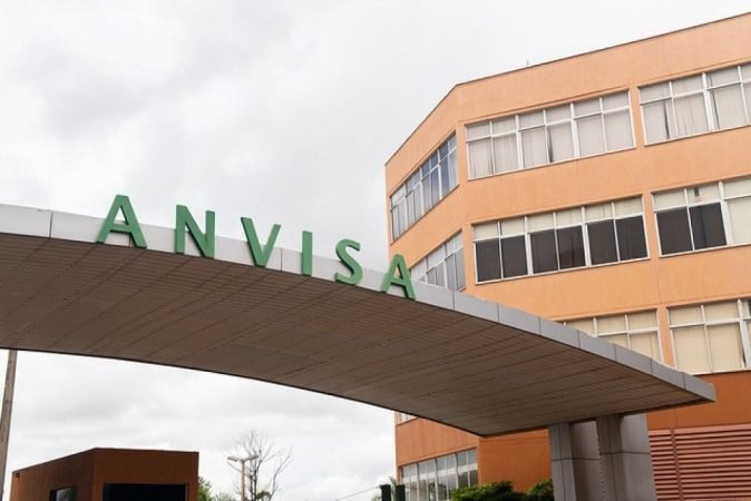 Anvisa proíbe hidratante facial clareador sem regi
