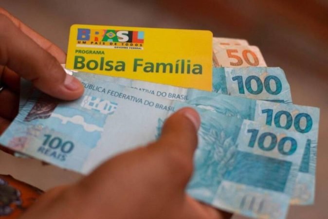 Bolsa Família e Auxílio Gás são pagos hoje a benef