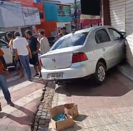 Carro desce sozinho, invade loja e assusta comerci